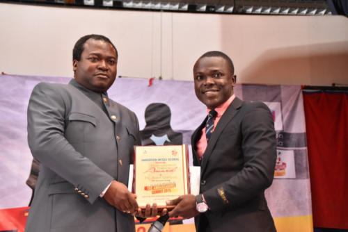 Dr Ayo Ogunsan receives his award!
